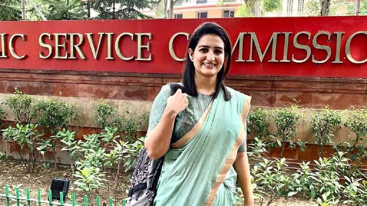 Veditha Reddy IAS Biography, Age, Husband, Career, Net Worth In 2025