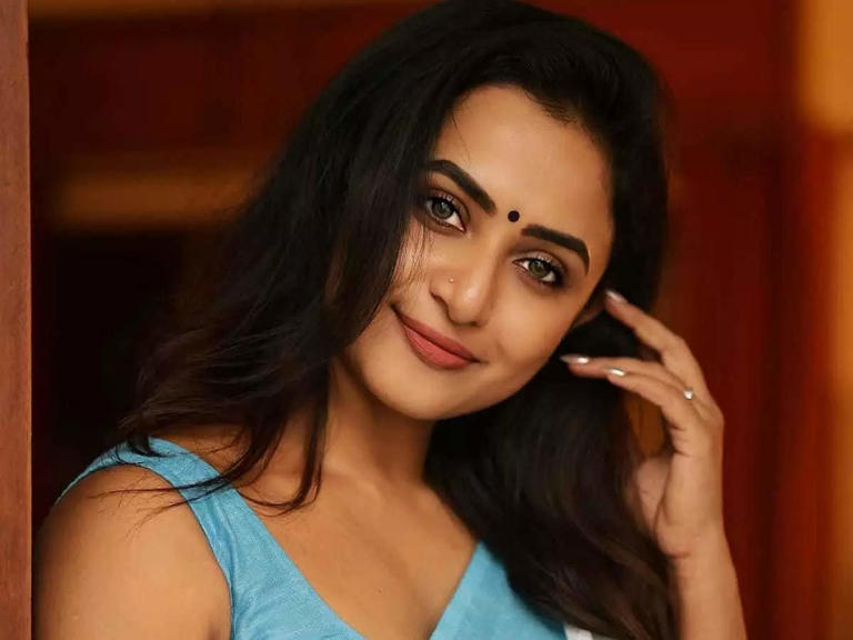 Janani Ashok Kumar Wiki, Biography, Age, Photos, Spouse In 2026